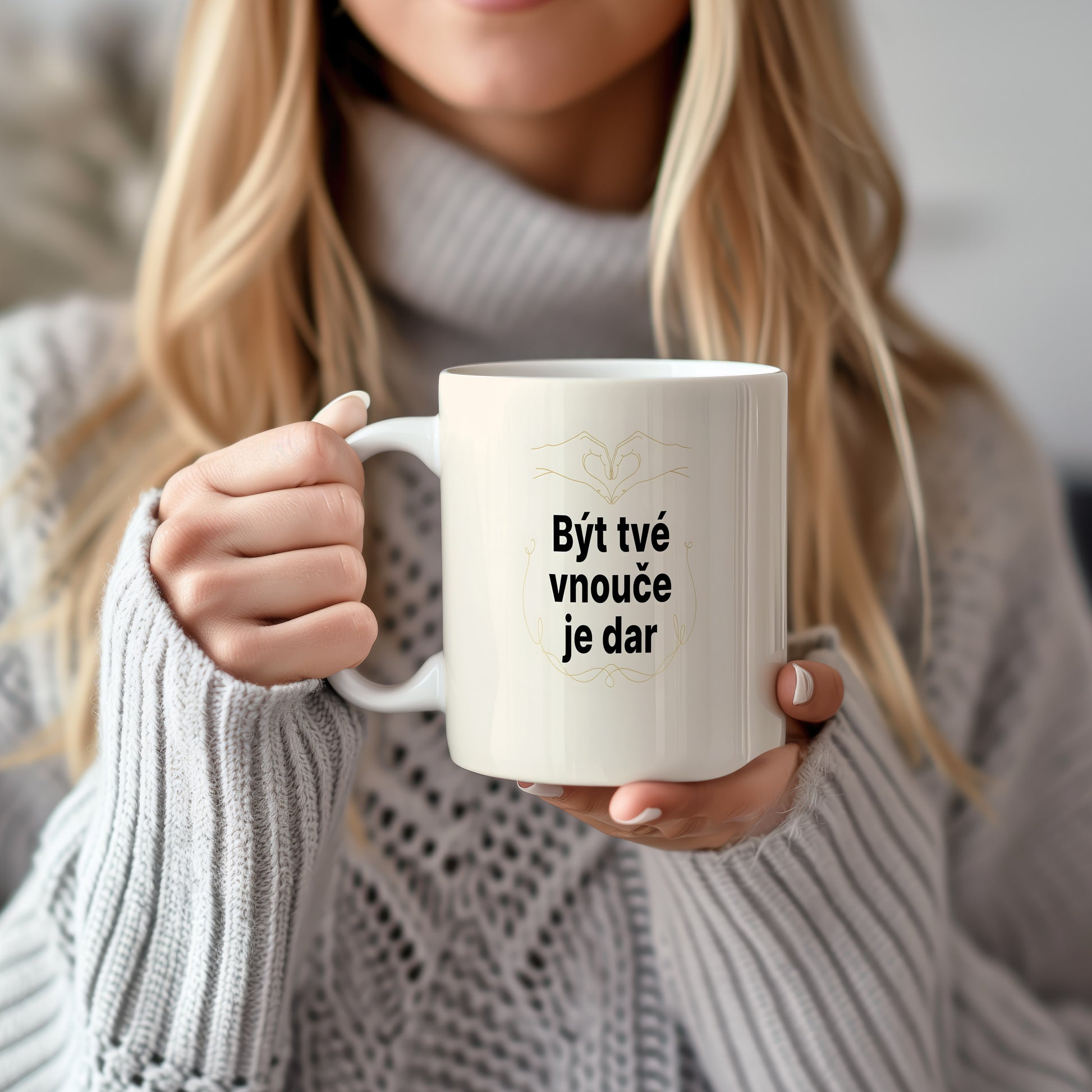 Hrnek s nápisem 'Být tvé vnouče je dar' a motivem srdce.