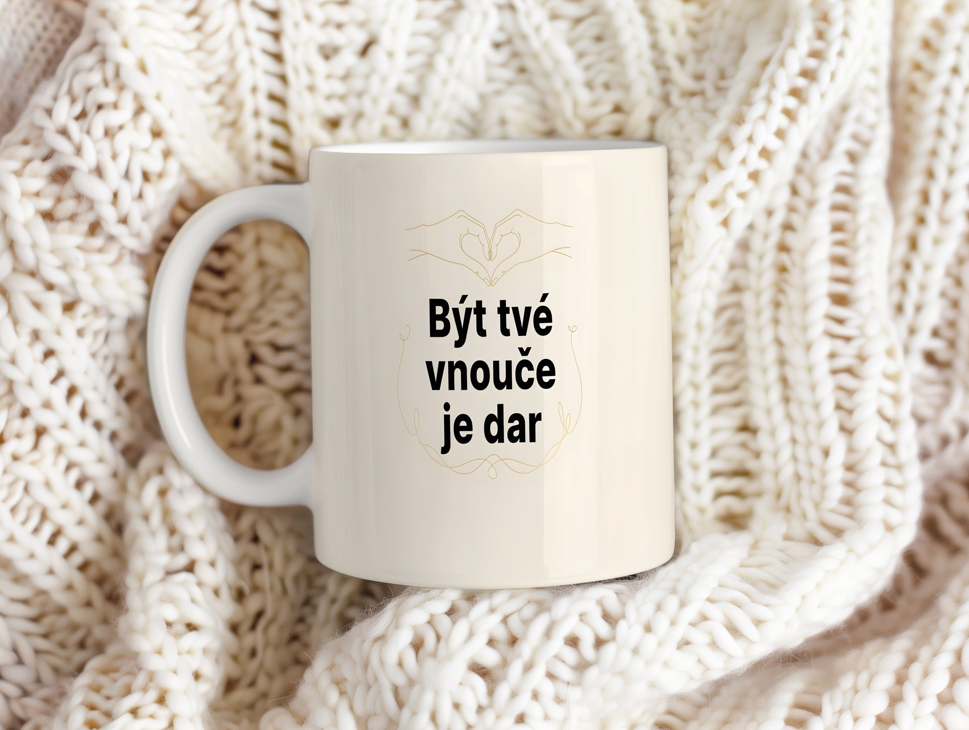 Hrnek s nápisem 'Být tvé vnouče je dar' a motivem srdce.