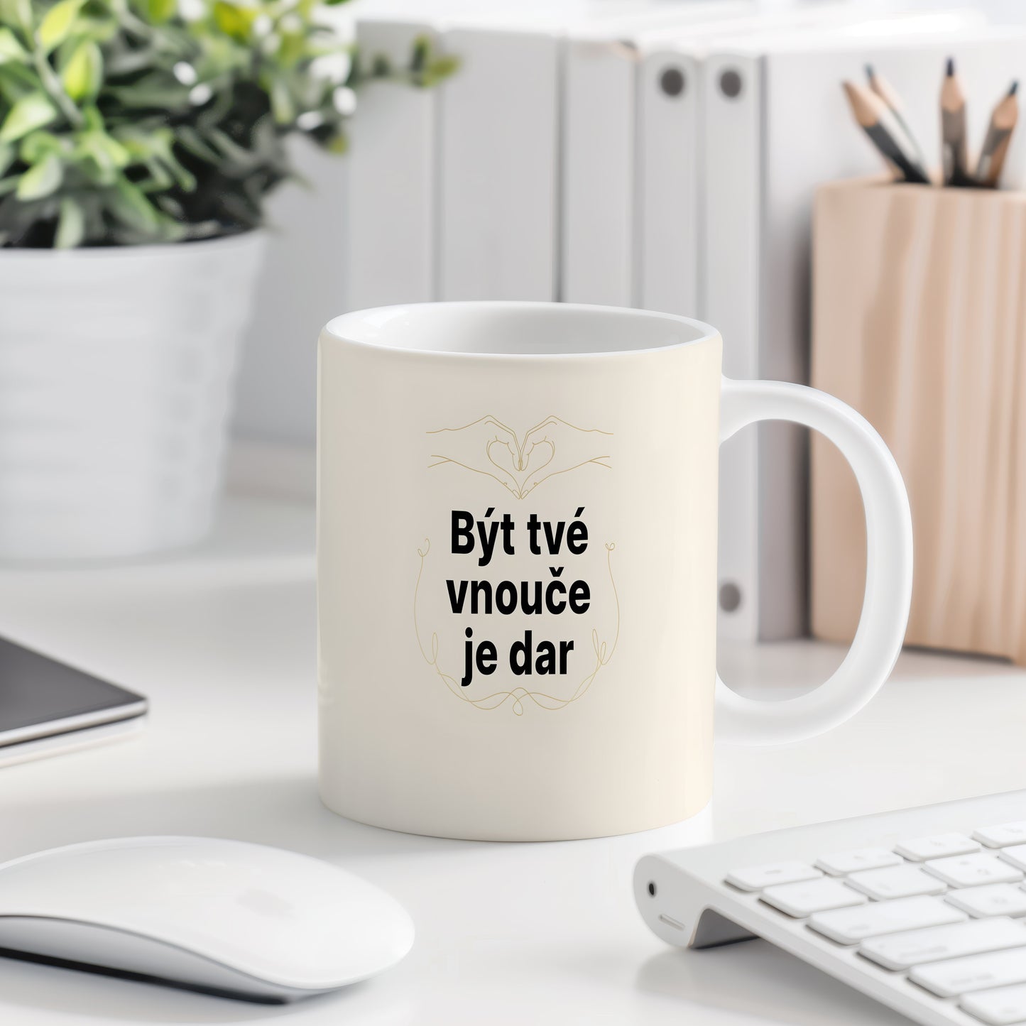 Hrnek s nápisem 'Být tvé vnouče je dar' a motivem srdce.