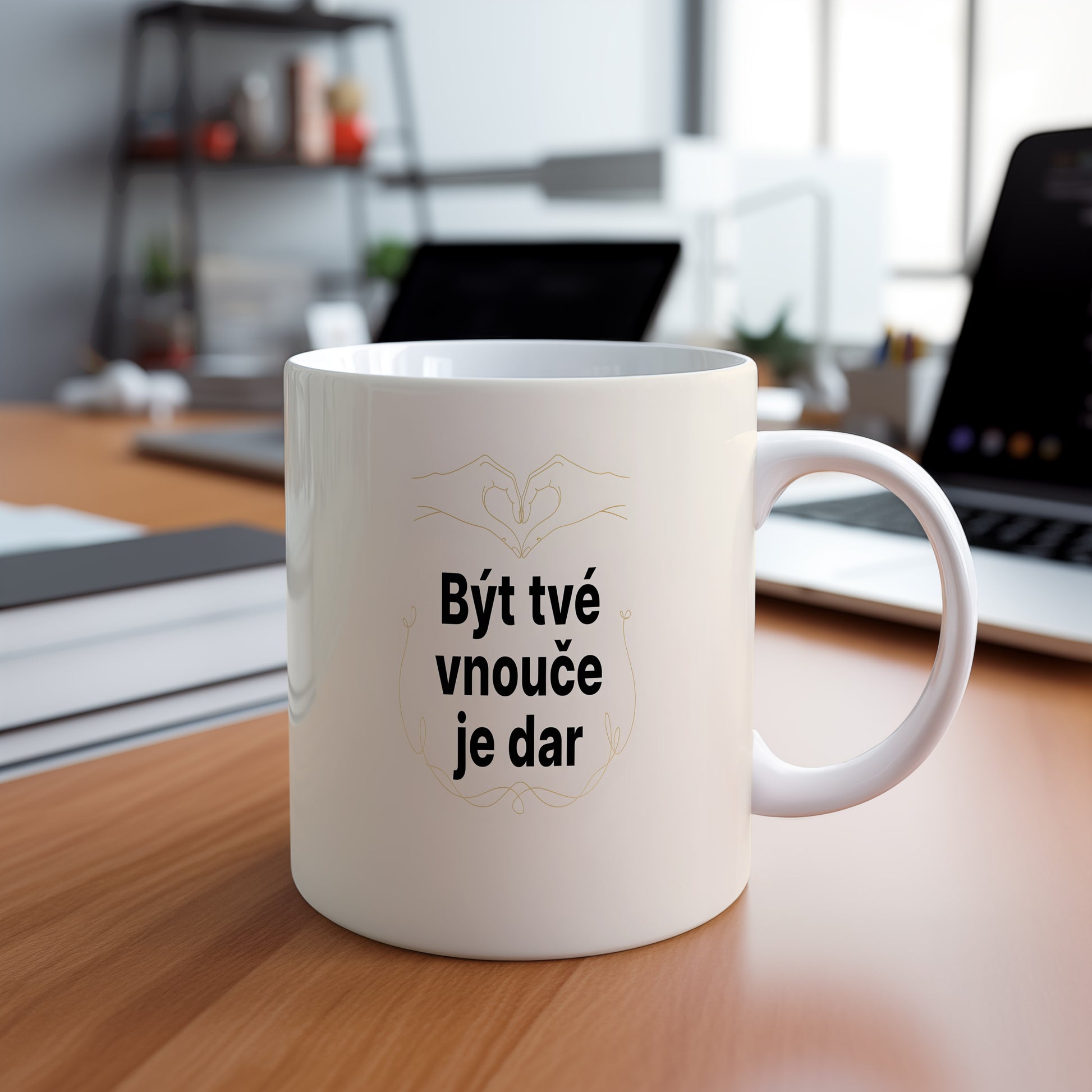 Hrnek s nápisem 'Být tvé vnouče je dar' a motivem srdce.