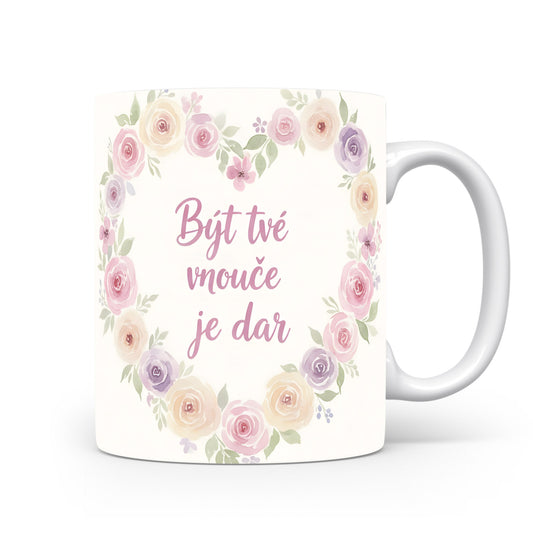 Hrnek s pastelovým květinovým věncem a nápisem Být tvé vnouče je dar.