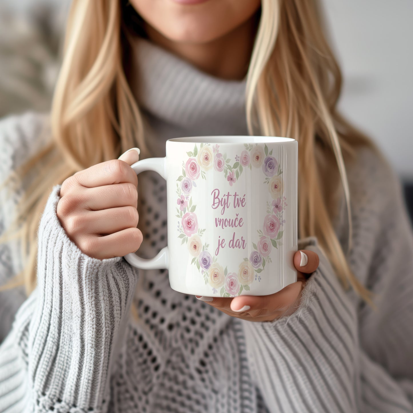 Hrnek s pastelovým květinovým věncem a nápisem Být tvé vnouče je dar.