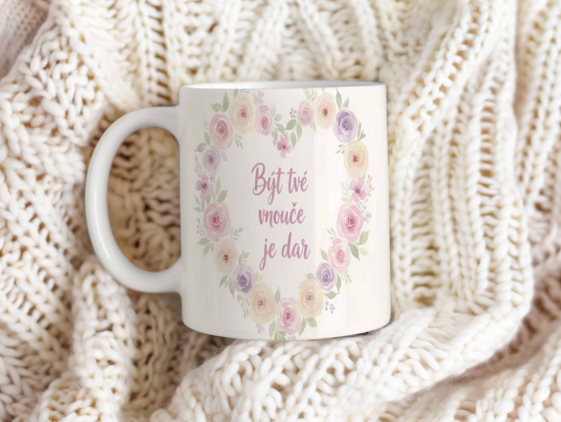 Hrnek s pastelovým květinovým věncem a nápisem Být tvé vnouče je dar.