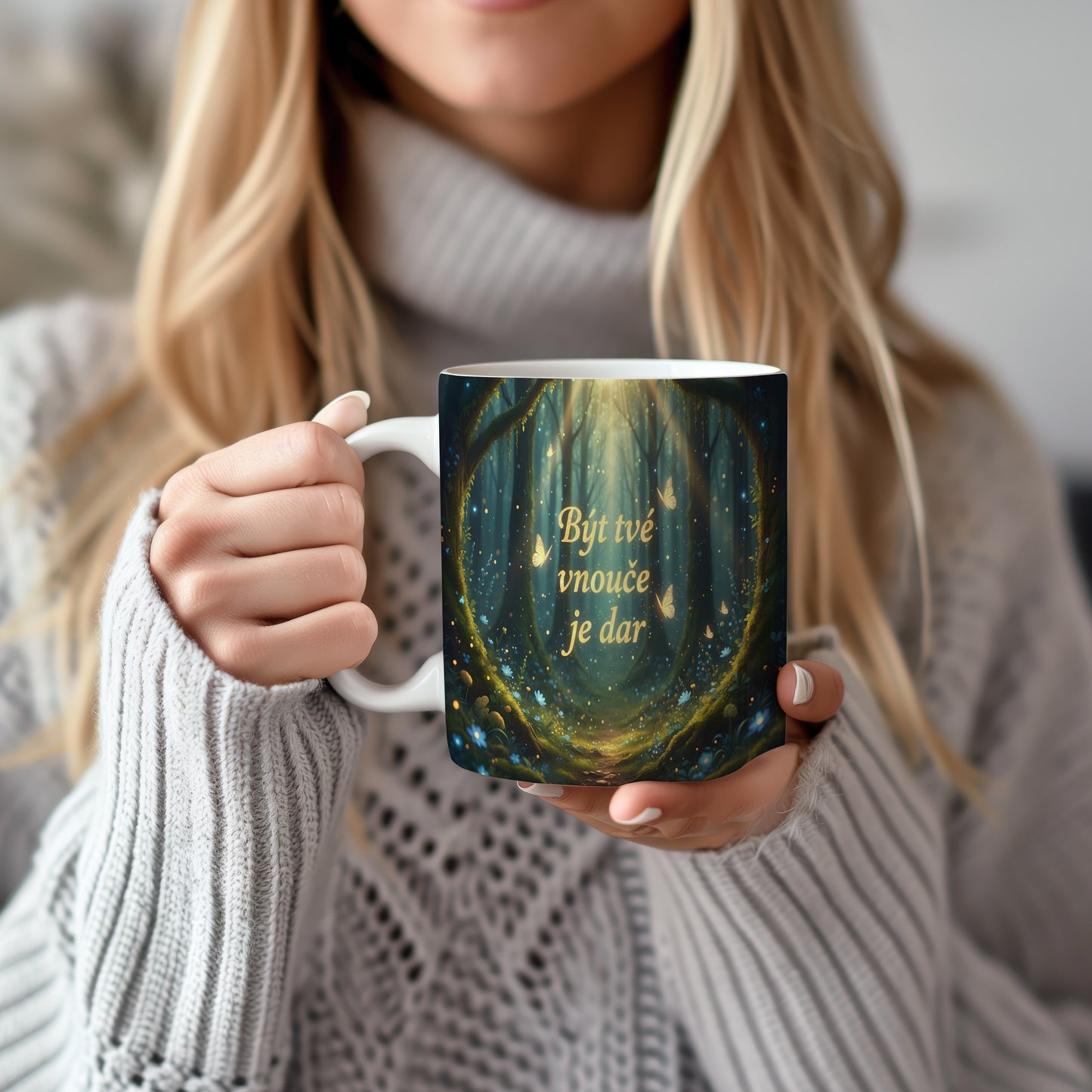 Hrnek s pohádkovým lesem a zlatými motýly.