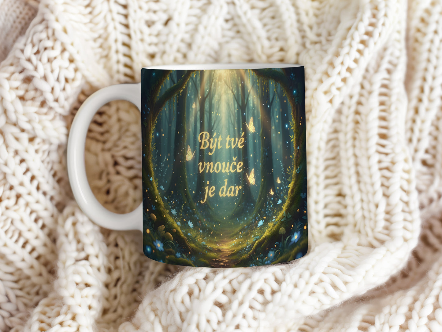 Hrnek s pohádkovým lesem a zlatými motýly.