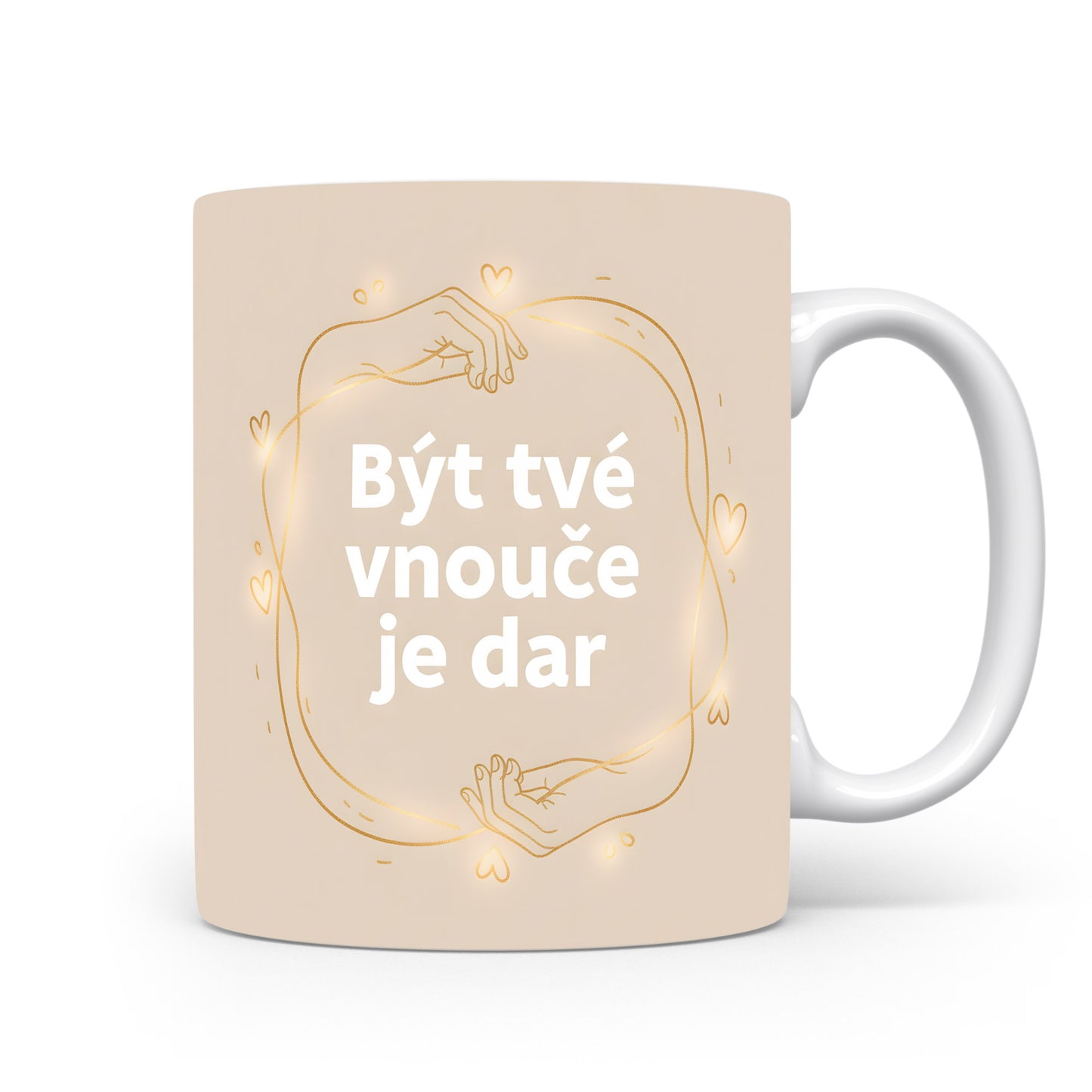 Béžový hrnek s bílým nápisem a zlatými motivy srdcí a rukou.