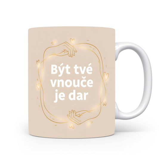 Béžový hrnek s bílým nápisem a zlatými motivy srdcí a rukou.