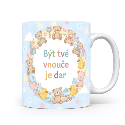 Hrnek s pastelovými medvídky a nápisem Být tvé vnouče je dar.
