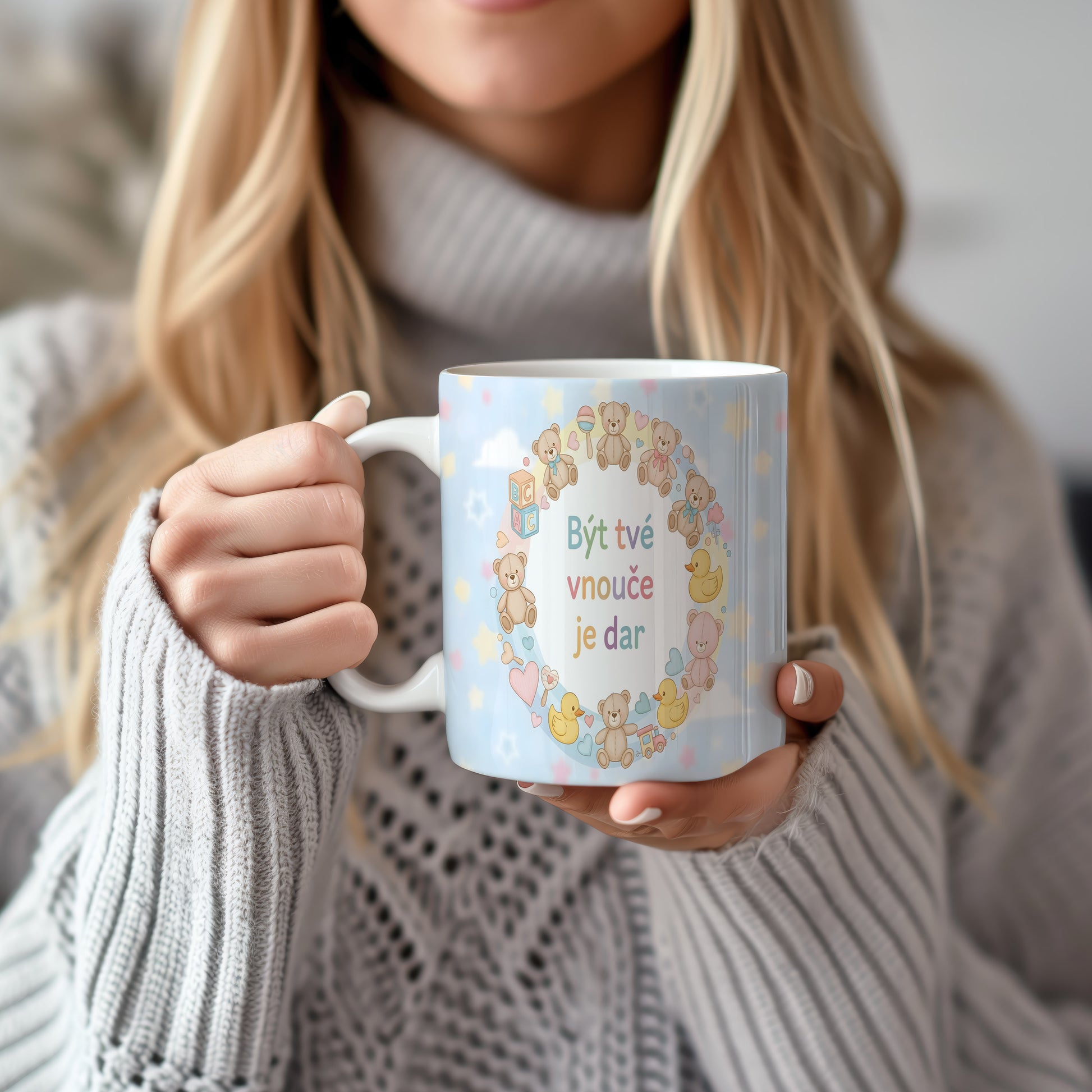 Hrnek s pastelovými medvídky a nápisem Být tvé vnouče je dar.