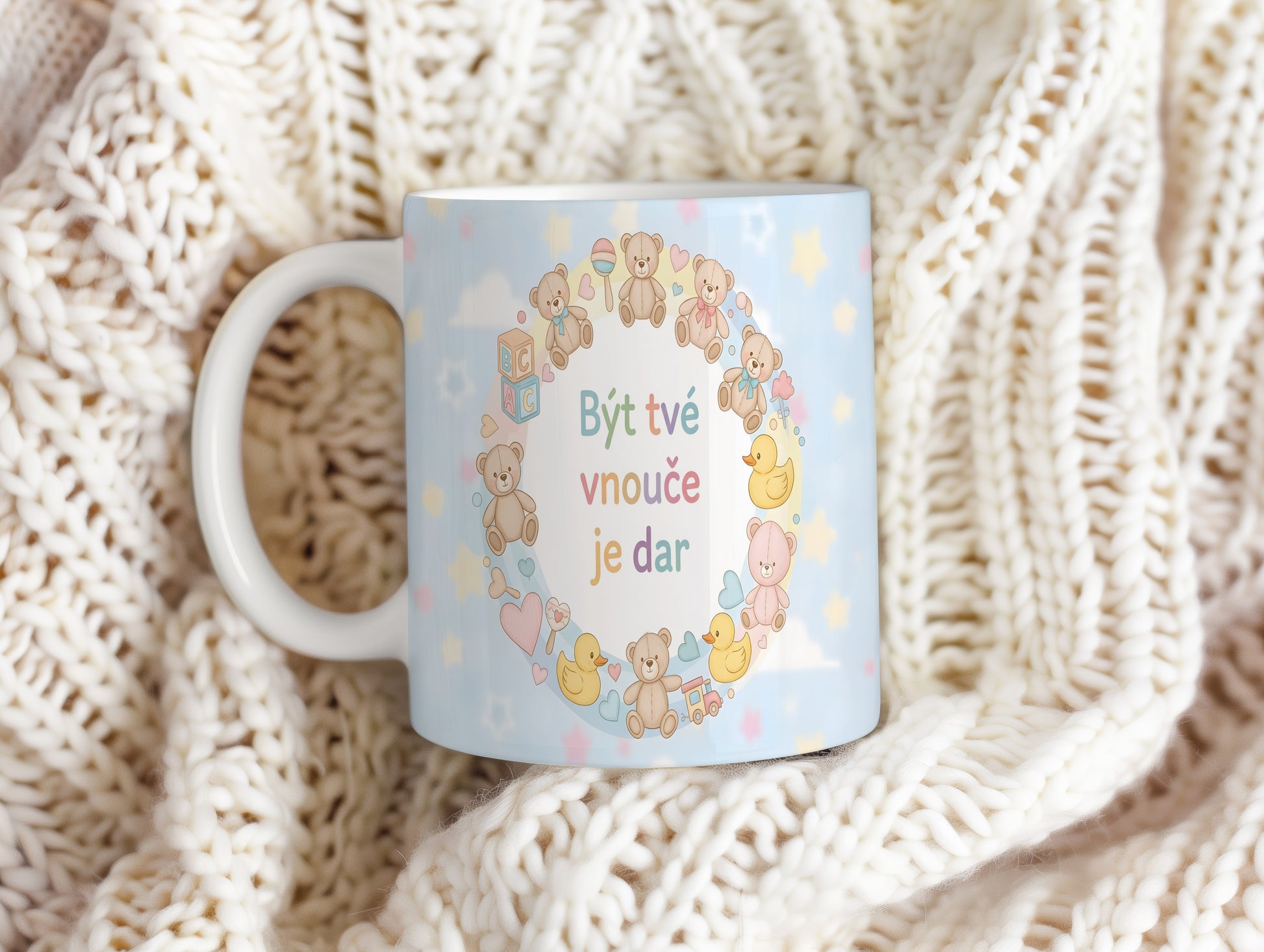 Hrnek s pastelovými medvídky a nápisem Být tvé vnouče je dar.
