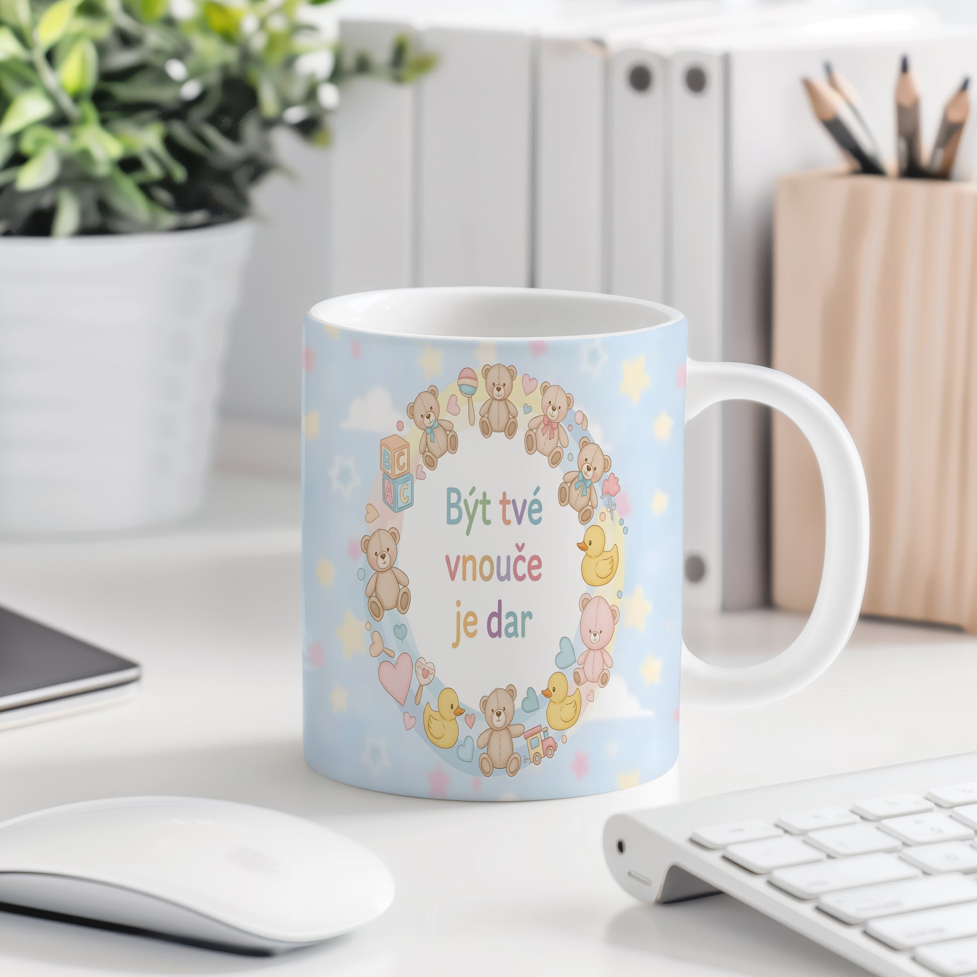 Hrnek s pastelovými medvídky a nápisem Být tvé vnouče je dar.