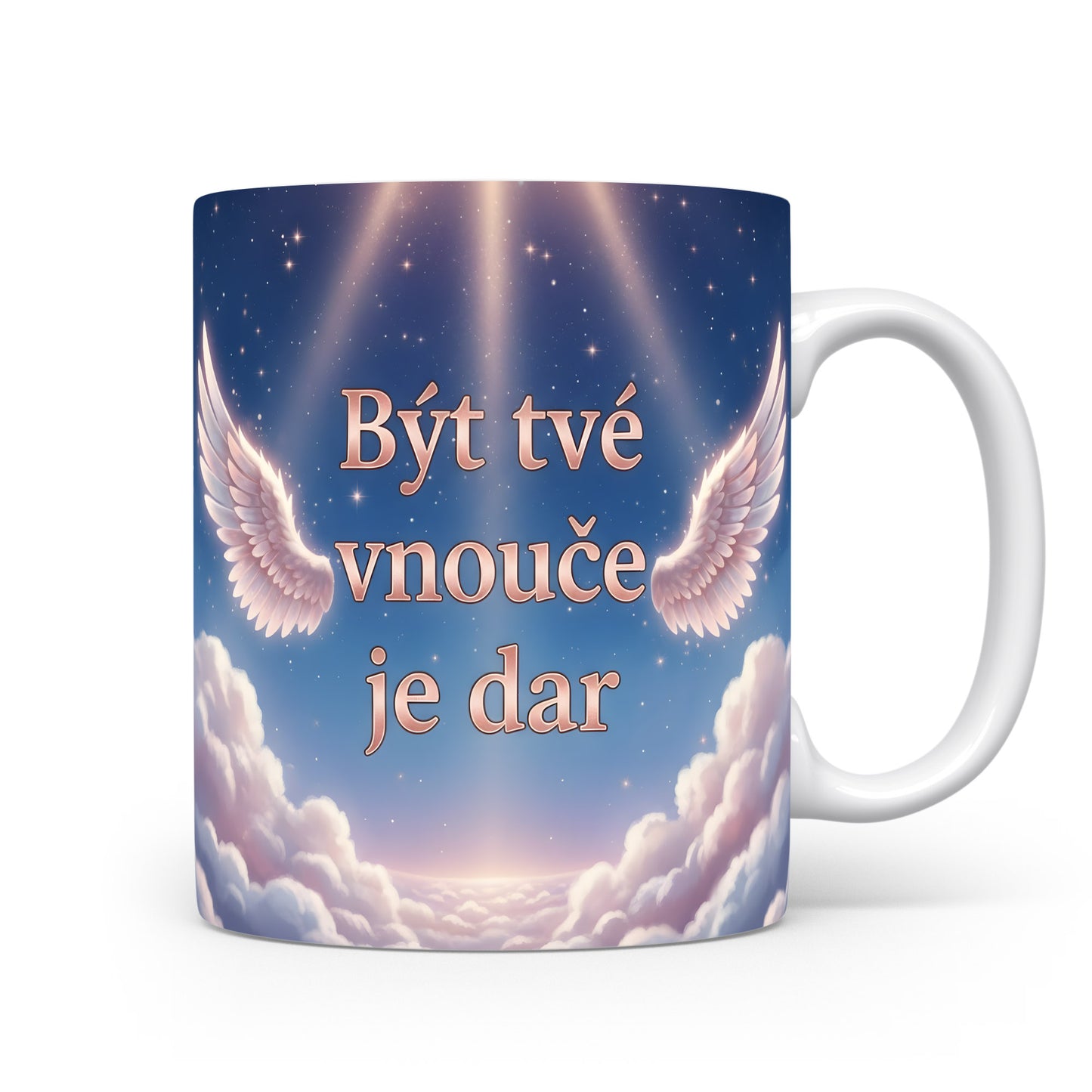 Hrnek s motivem křídel a nebe, text 'Být tvé vnouče je dar'.