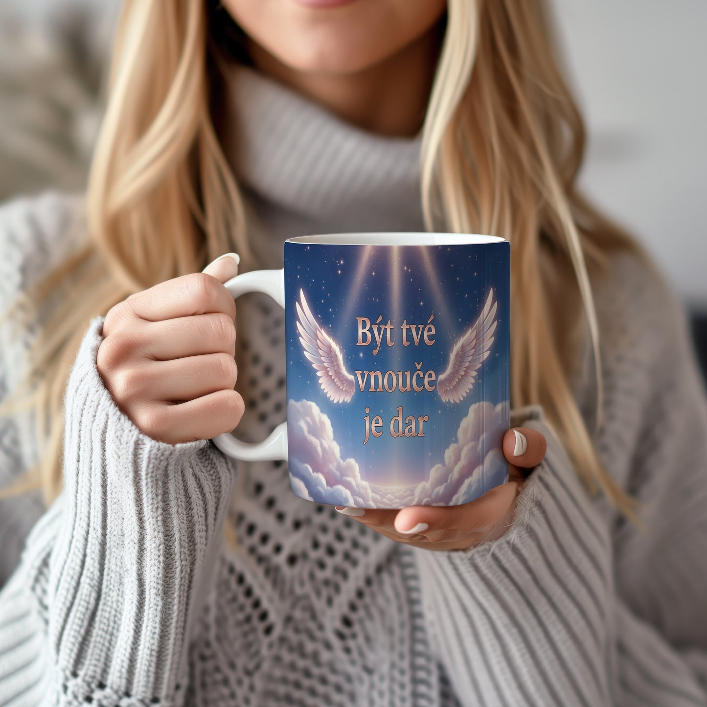 Hrnek s motivem křídel a nebe, text 'Být tvé vnouče je dar'.