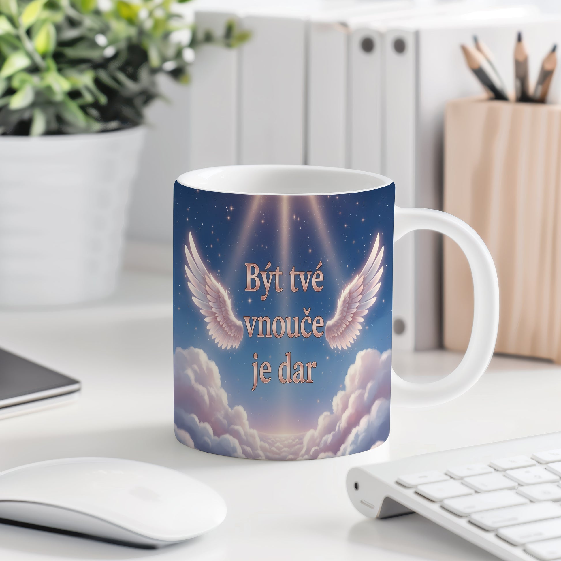 Hrnek s motivem křídel a nebe, text 'Být tvé vnouče je dar'.