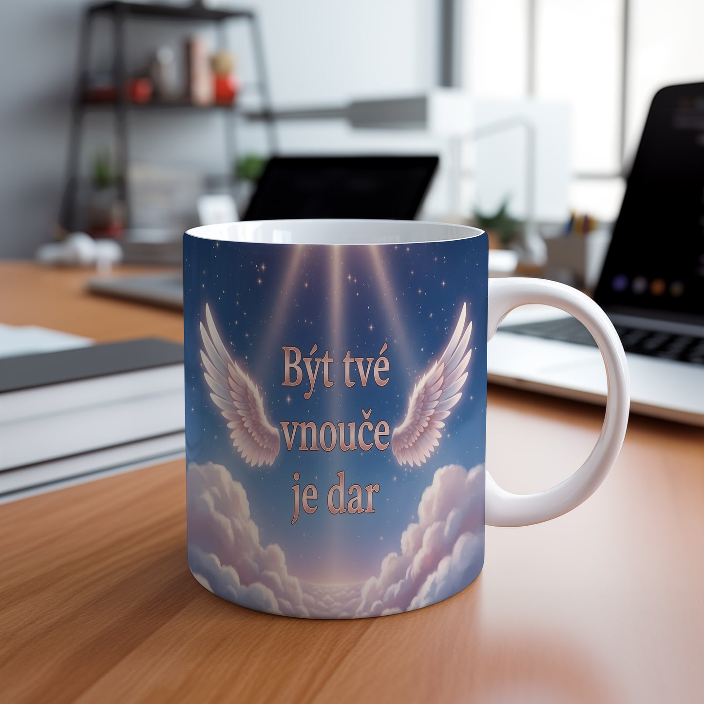 Hrnek s motivem křídel a nebe, text 'Být tvé vnouče je dar'.