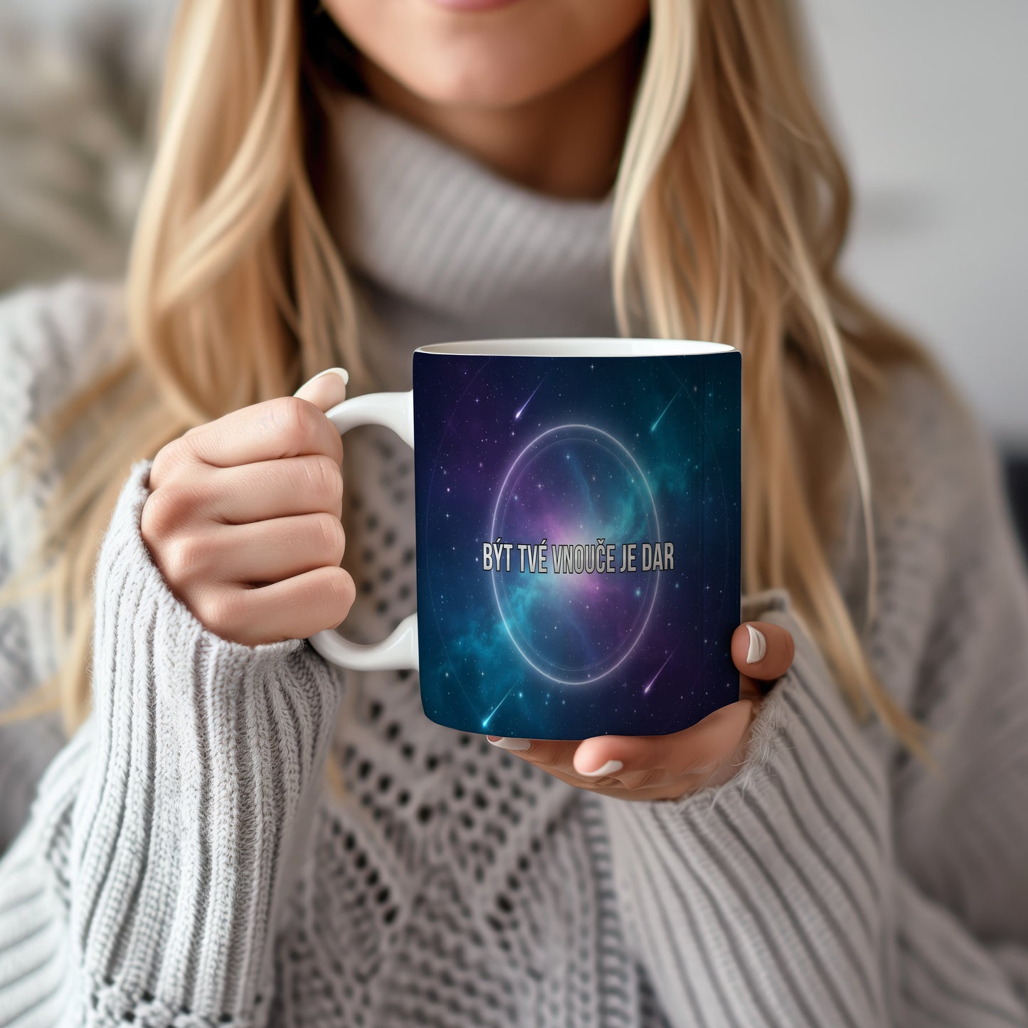 Hrnek s vesmírnou mlhovinou a textem BÝT TVÉ VNOUČE JE DAR.