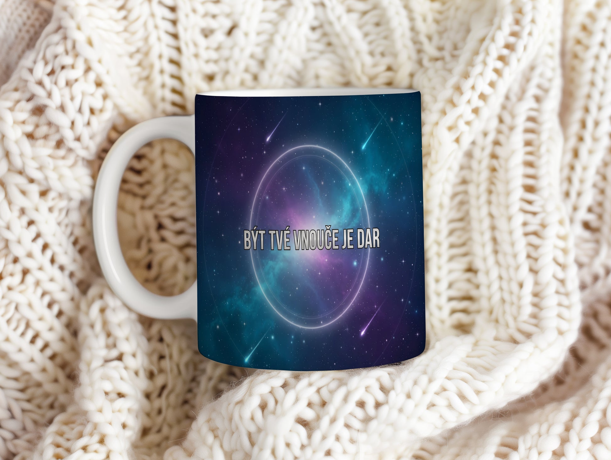 Hrnek s vesmírnou mlhovinou a textem BÝT TVÉ VNOUČE JE DAR.