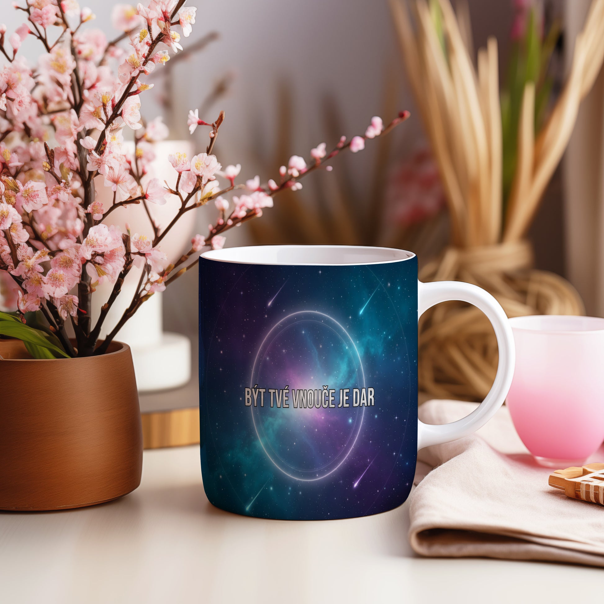 Hrnek s vesmírnou mlhovinou a textem BÝT TVÉ VNOUČE JE DAR.