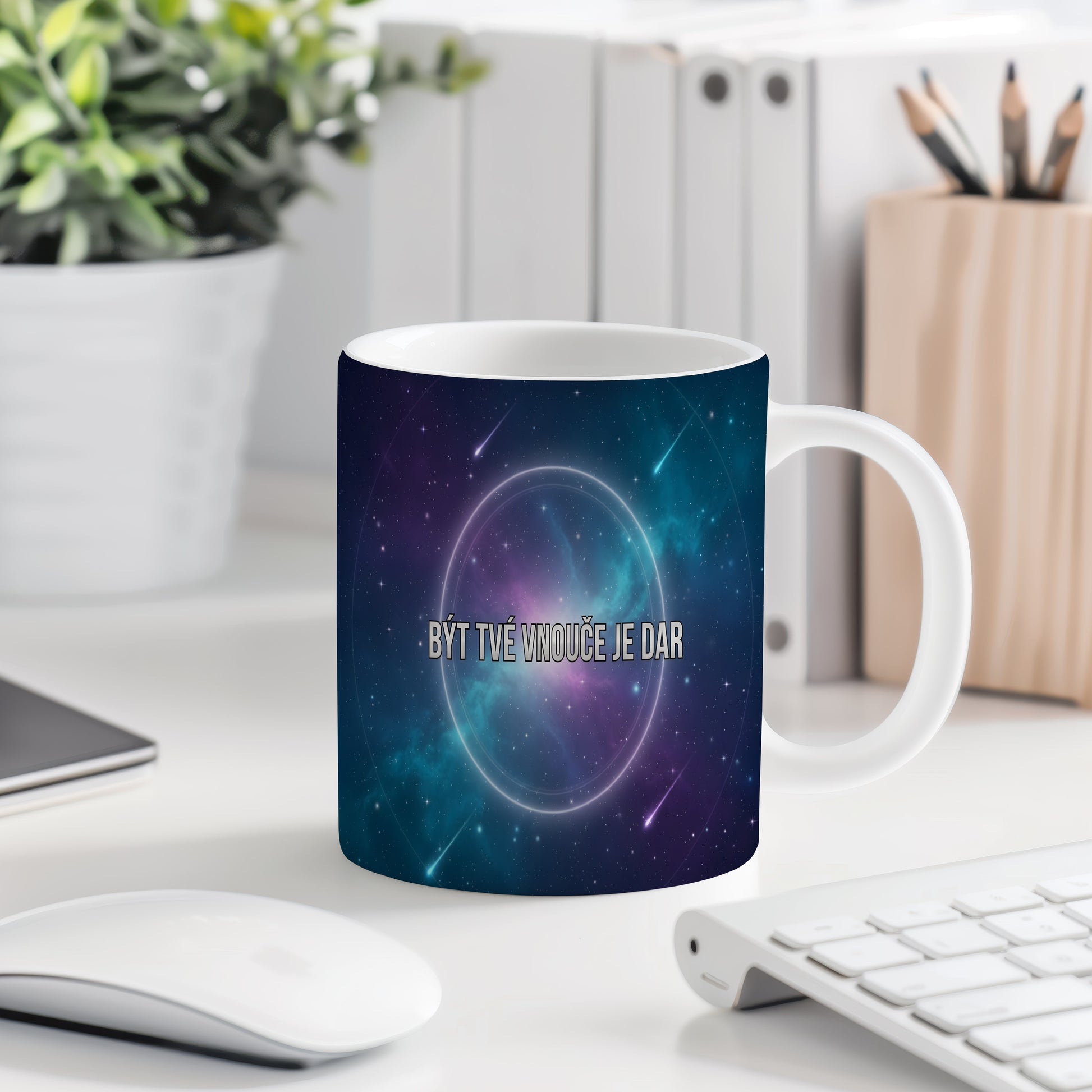 Hrnek s vesmírnou mlhovinou a textem BÝT TVÉ VNOUČE JE DAR.