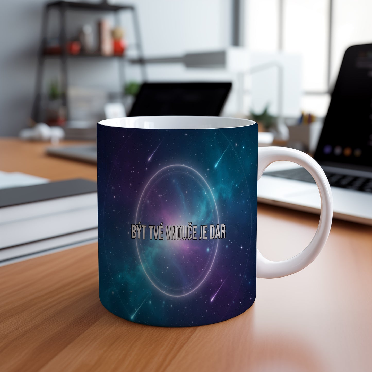 Hrnek s vesmírnou mlhovinou a textem BÝT TVÉ VNOUČE JE DAR.