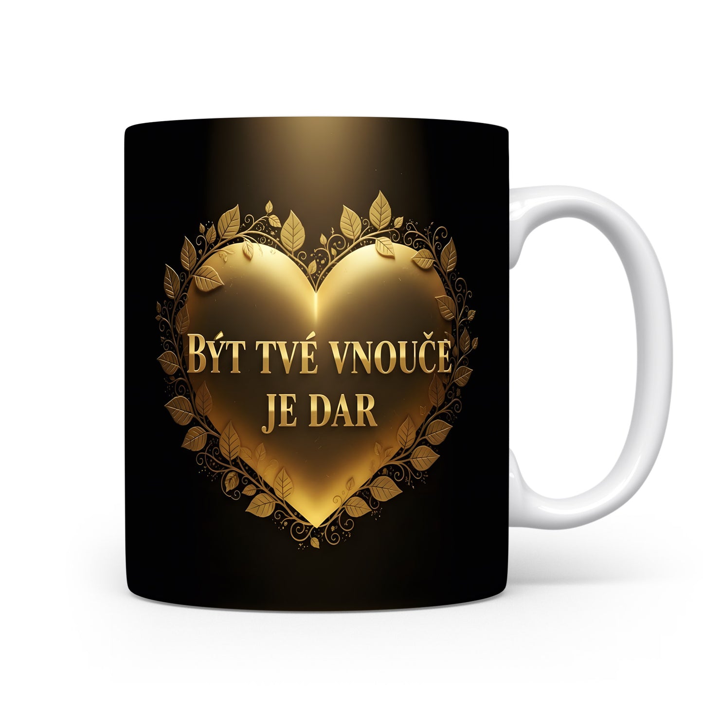 Hrnek s motivem zlatého srdce a nápisem Být tvé vnouče je dar.