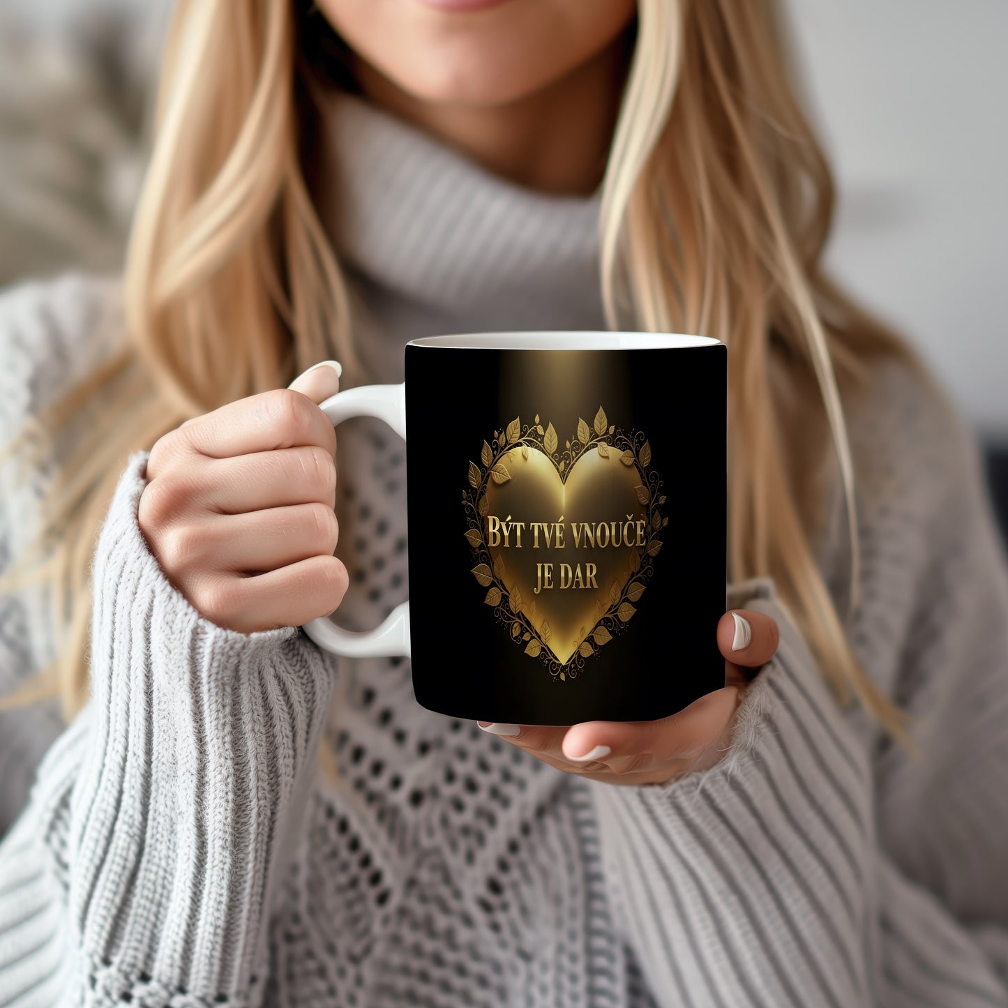 Hrnek s motivem zlatého srdce a nápisem Být tvé vnouče je dar.