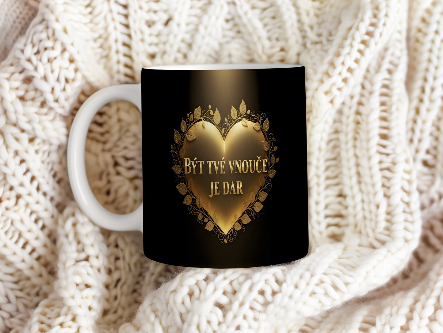 Hrnek s motivem zlatého srdce a nápisem Být tvé vnouče je dar.