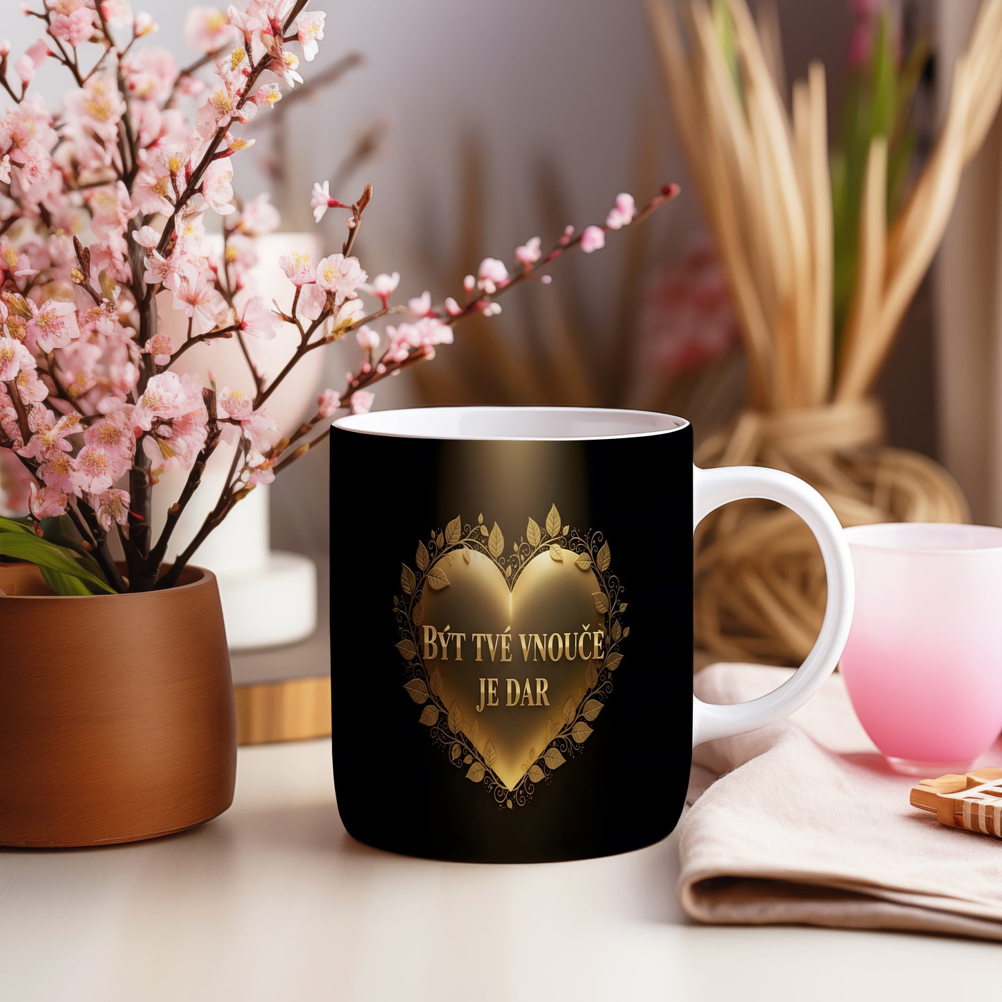 Hrnek s motivem zlatého srdce a nápisem Být tvé vnouče je dar.