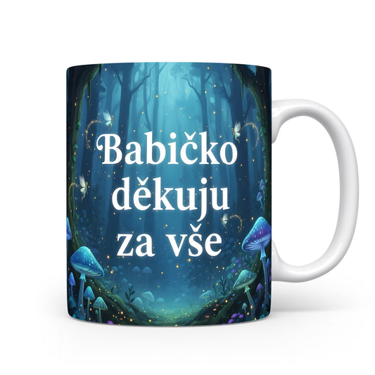 Hrnek s motivem pohádkového lesa, světlušek a hub.