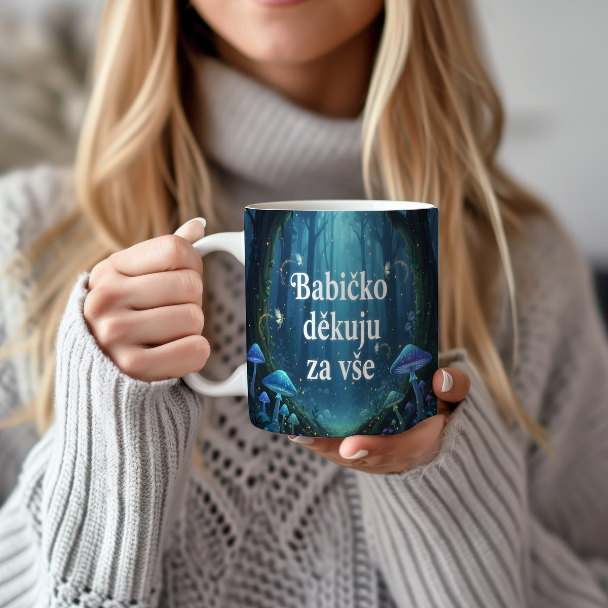 Hrnek s motivem pohádkového lesa, světlušek a hub.