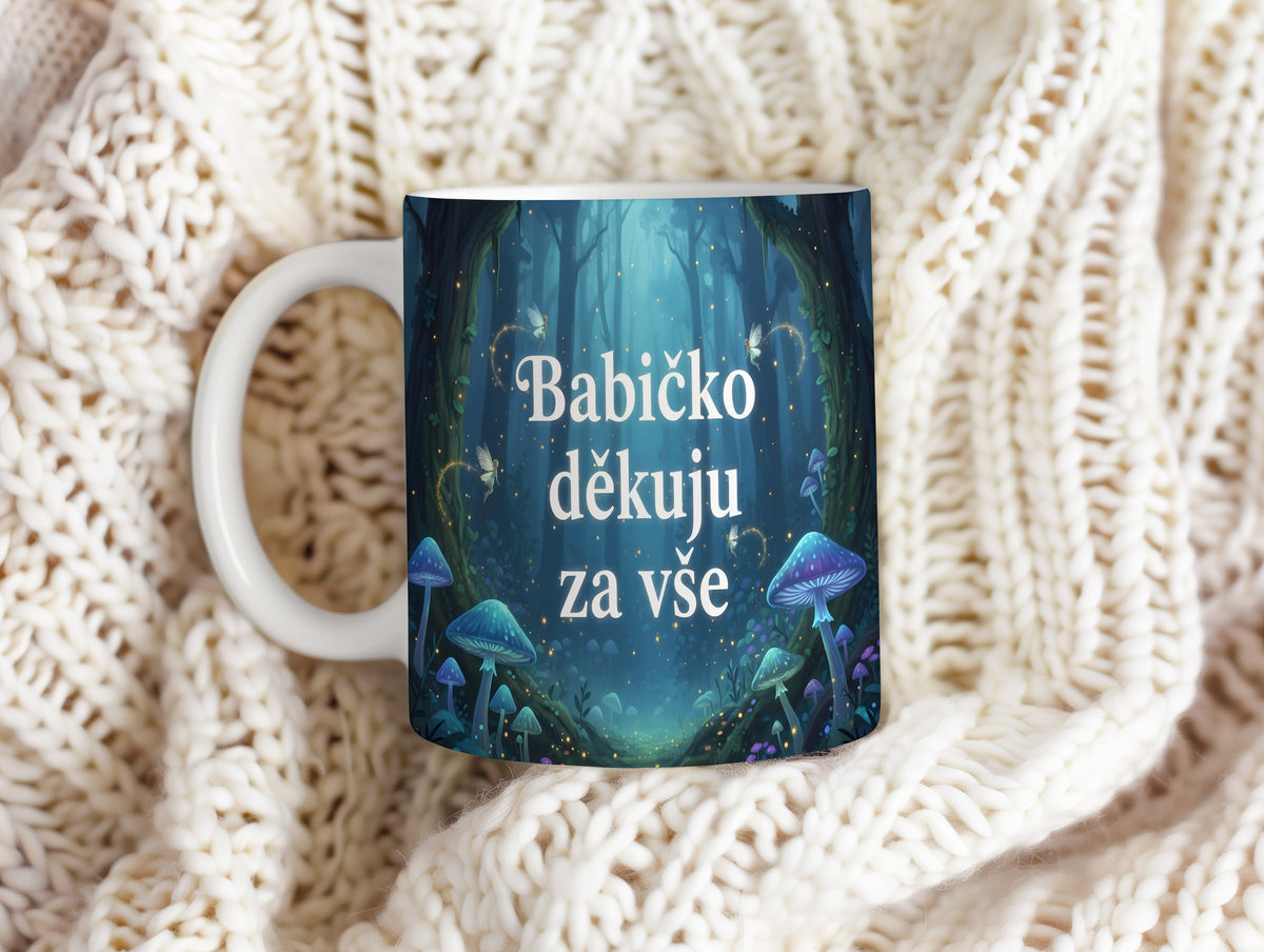 Hrnek s motivem pohádkového lesa, světlušek a hub.