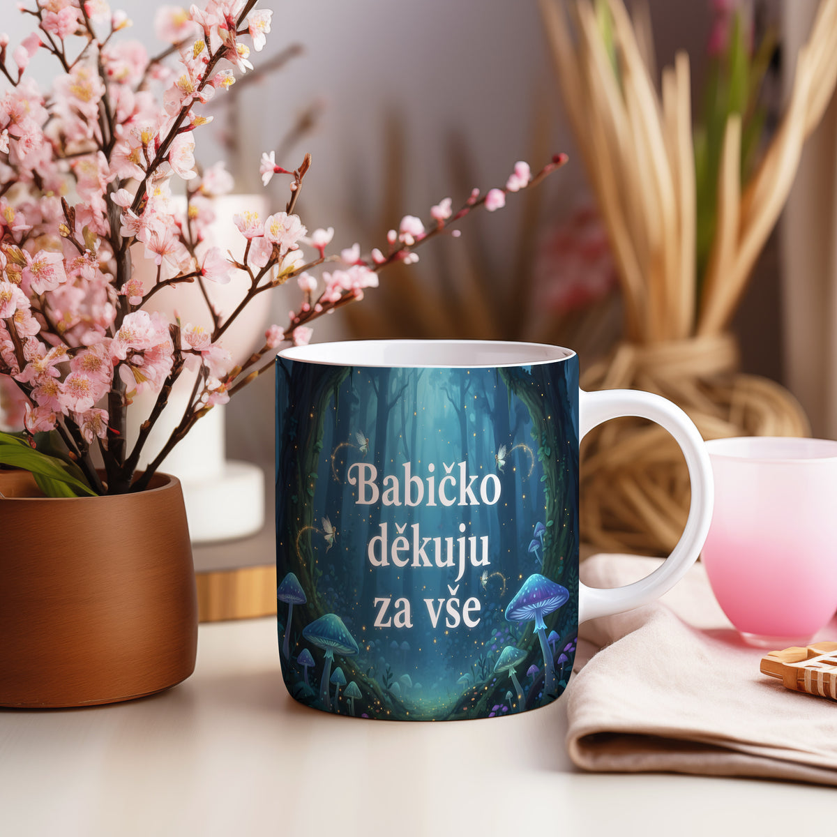 Hrnek s motivem pohádkového lesa, světlušek a hub.