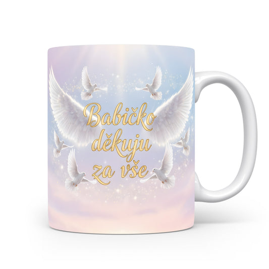 Hrnek s pastelovým motivem holubic a nápisem Babičko děkuju za vše.