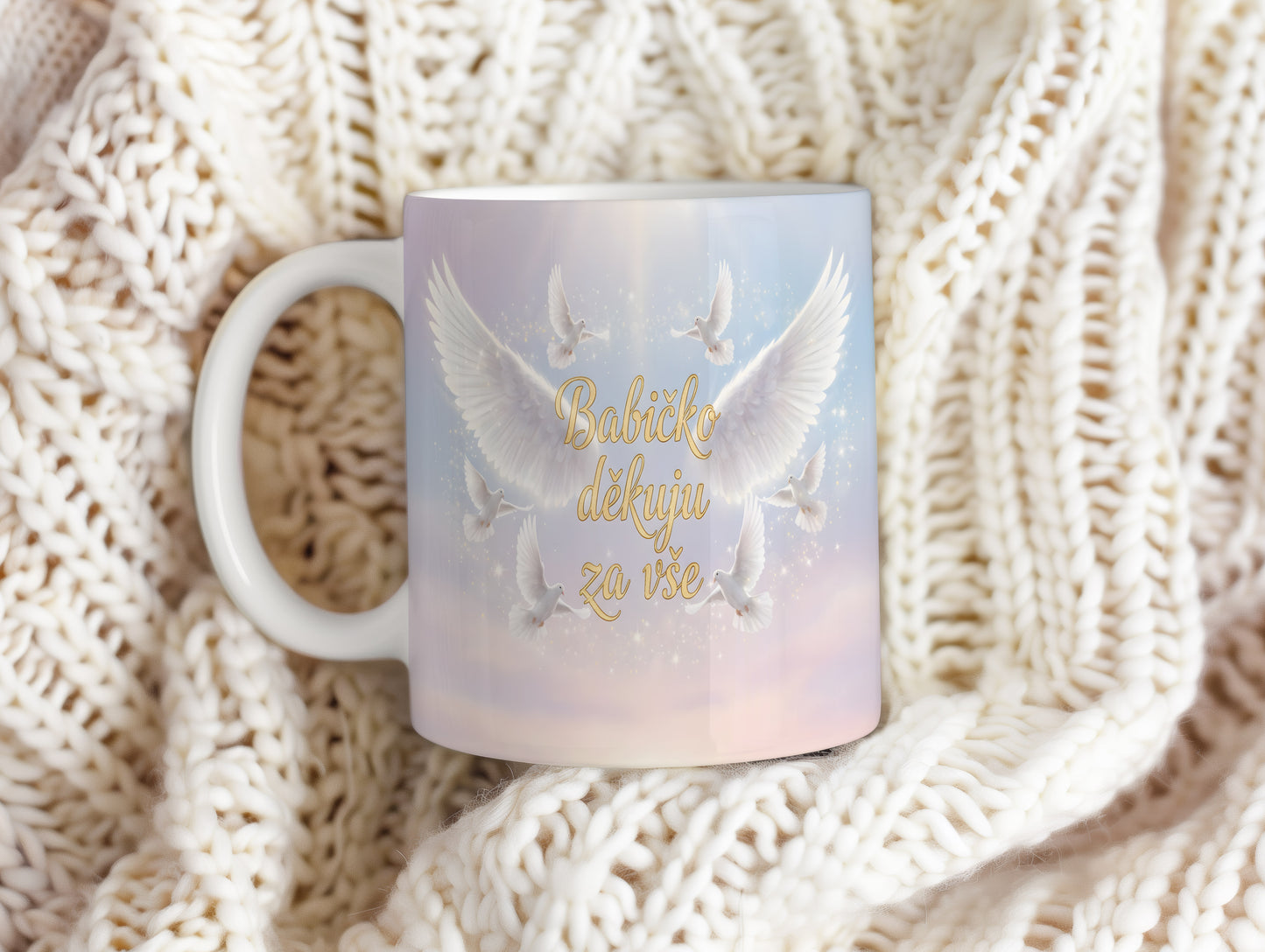 Hrnek s pastelovým motivem holubic a nápisem Babičko děkuju za vše.