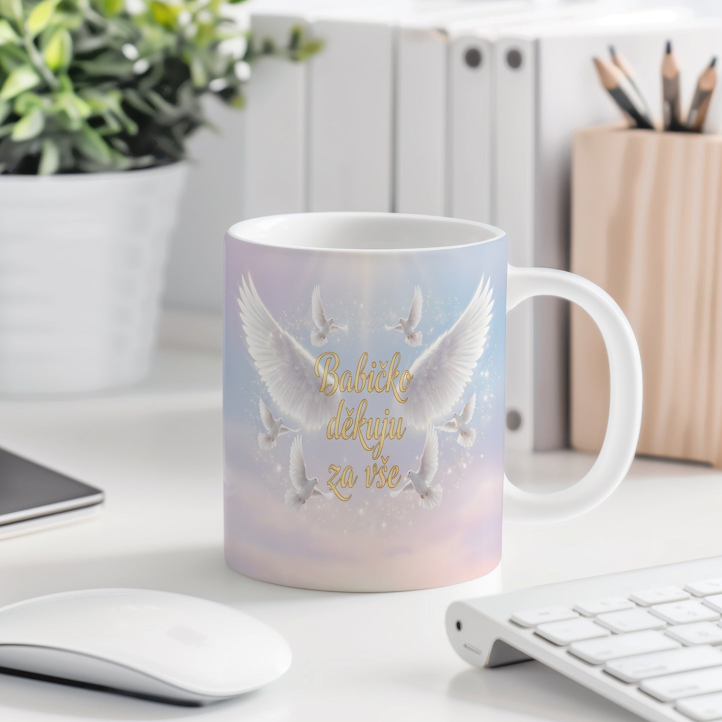 Hrnek s pastelovým motivem holubic a nápisem Babičko děkuju za vše.