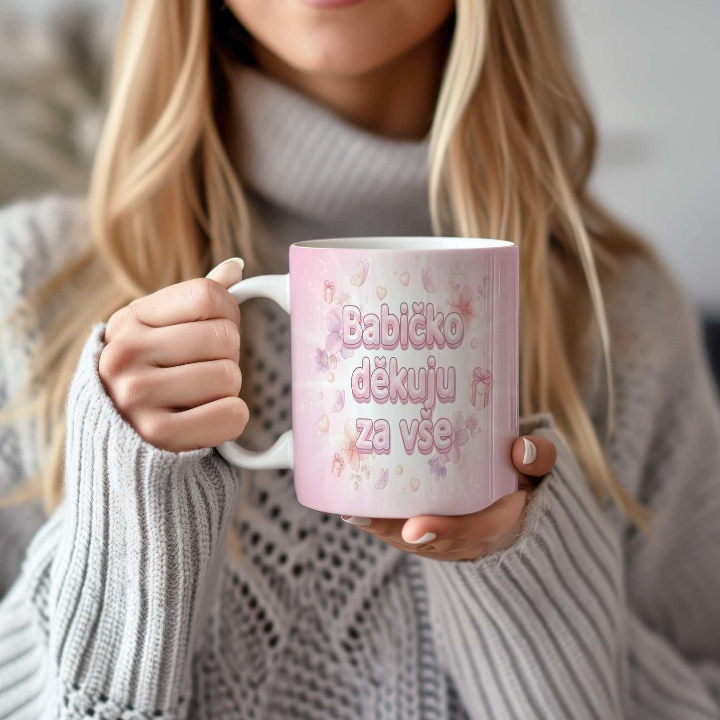 Růžový hrnek s květinami, motýly a nápisem 'Babičko děkuju za vše'.