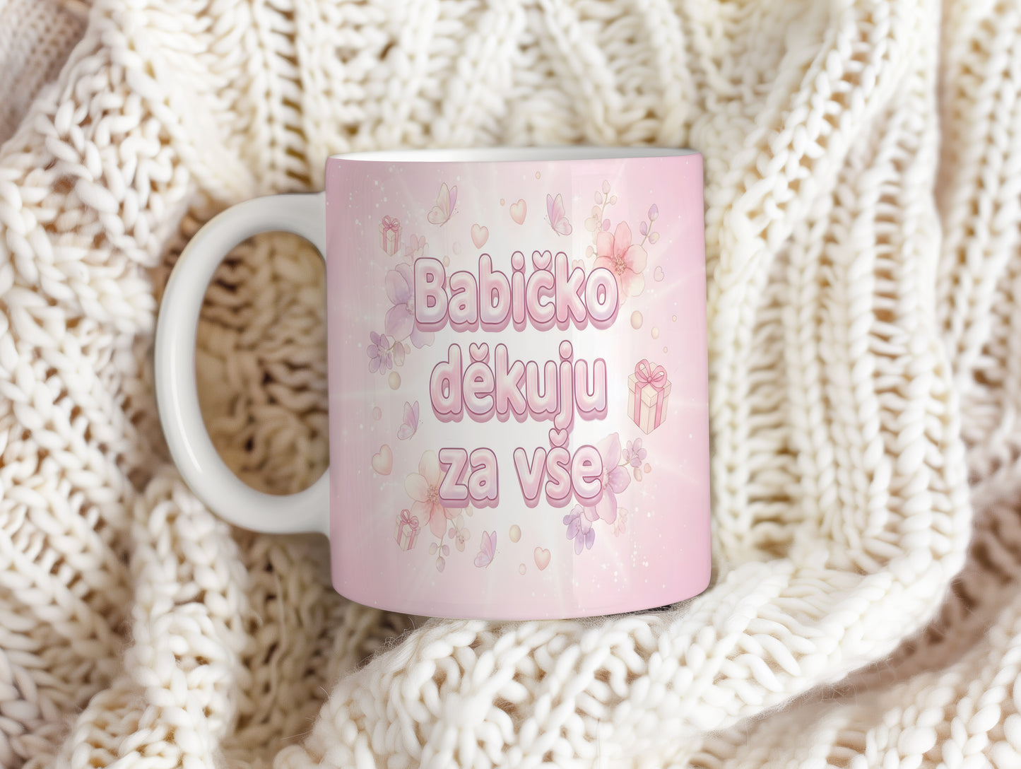 Růžový hrnek s květinami, motýly a nápisem 'Babičko děkuju za vše'.