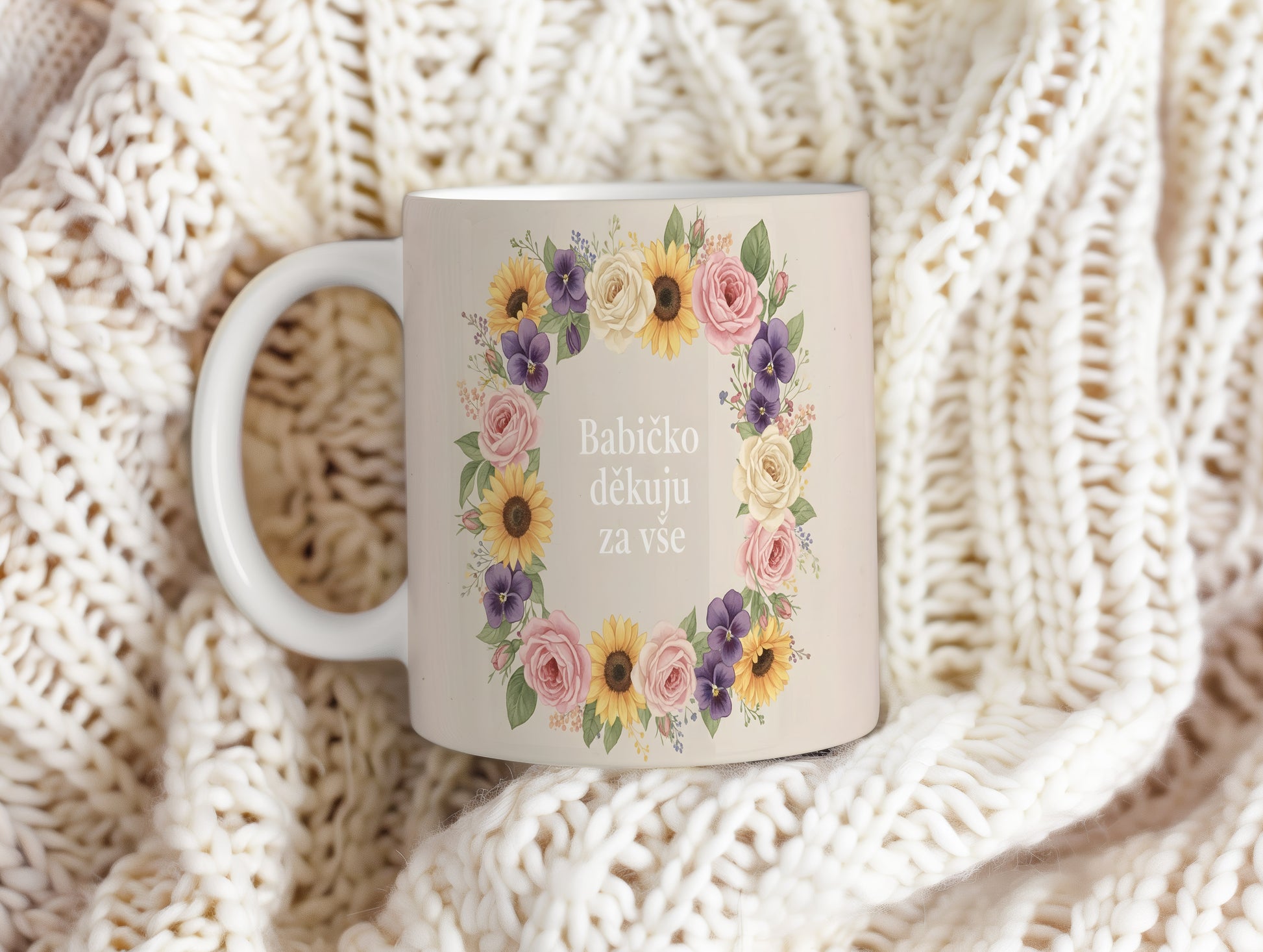Hrnek s nápisem 'Babičko děkuju za vše' a květinovým motivem.