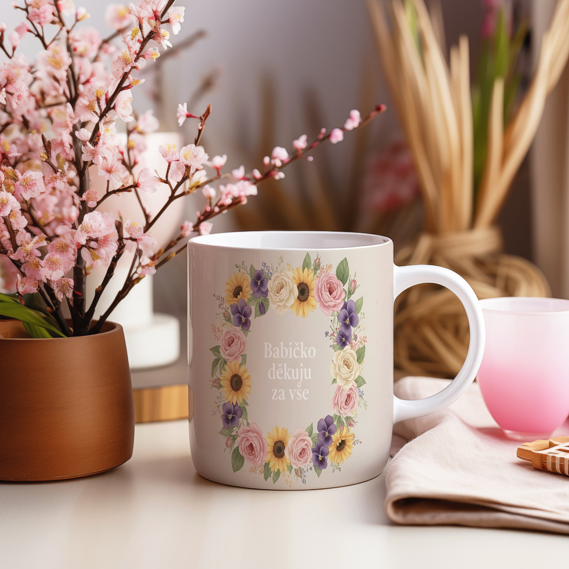 Hrnek s nápisem 'Babičko děkuju za vše' a květinovým motivem.