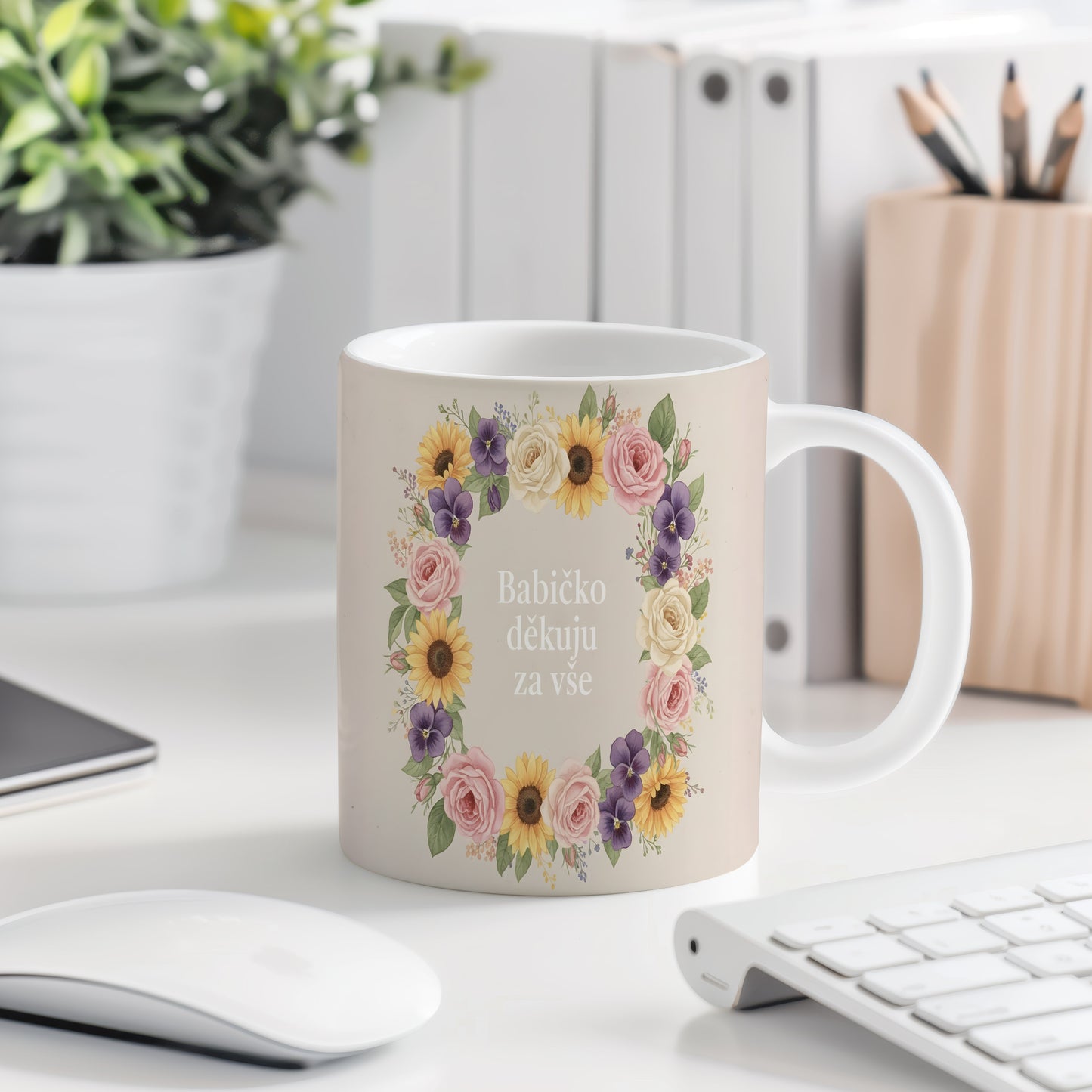 Hrnek s nápisem 'Babičko děkuju za vše' a květinovým motivem.