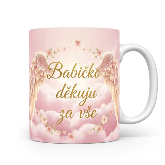 Růžový hrnek s andělskými křídly a květinami.