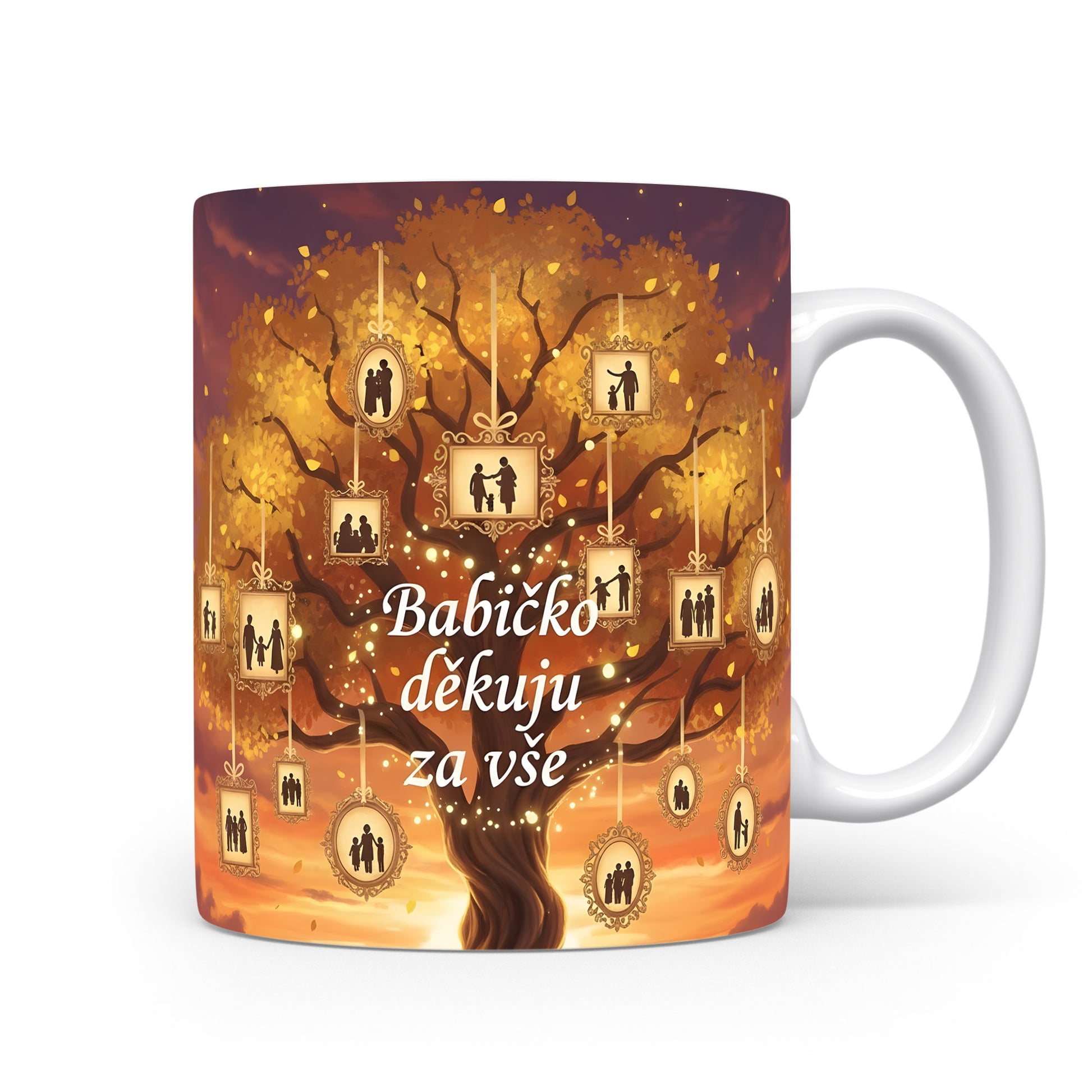 Hrnek s motivem rodinného stromu a zlatými rámečky.