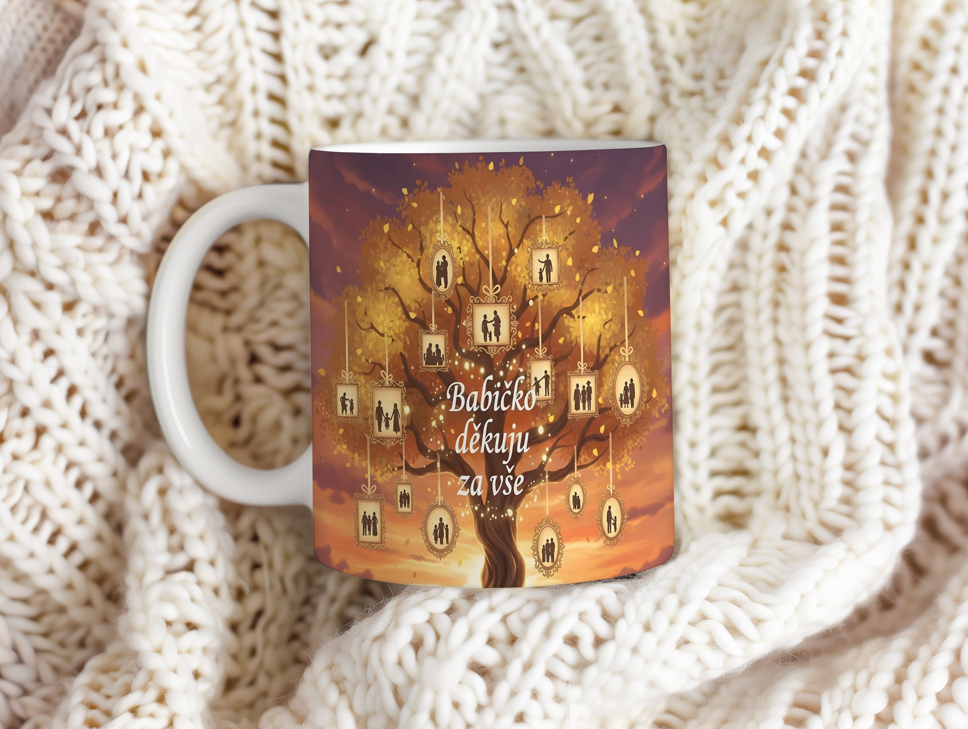 Hrnek s motivem rodinného stromu a zlatými rámečky.