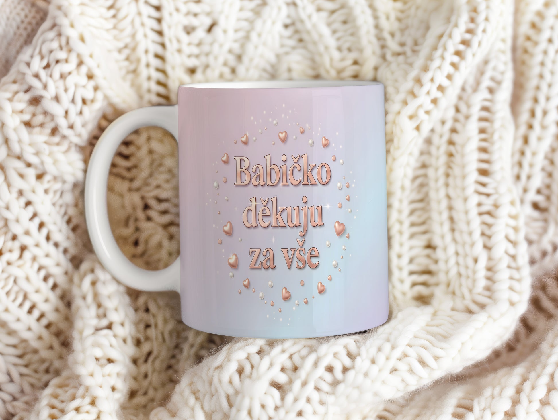 Hrnek s pastelovým pozadím a motivem srdíček a perel.