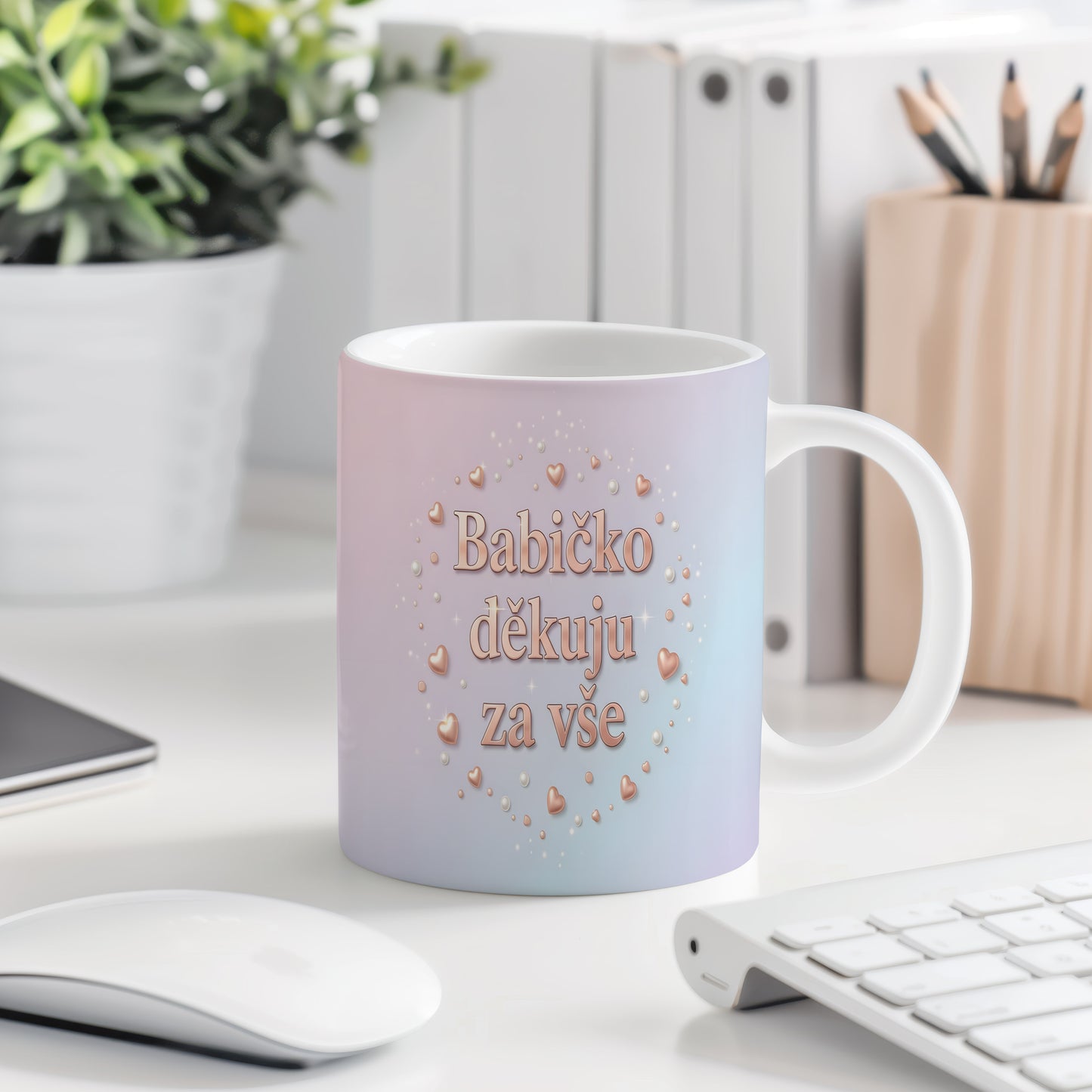 Hrnek s pastelovým pozadím a motivem srdíček a perel.