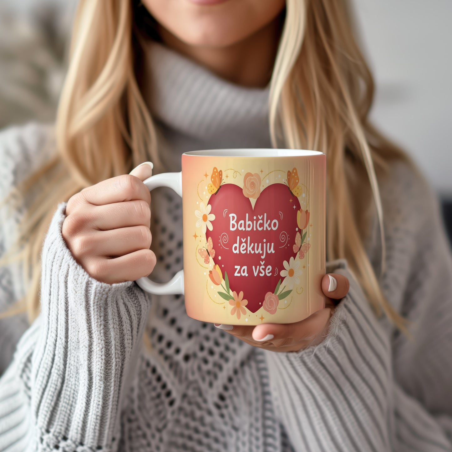 Hrnek s červeným srdcem, květinami a motýly na pastelovém pozadí.