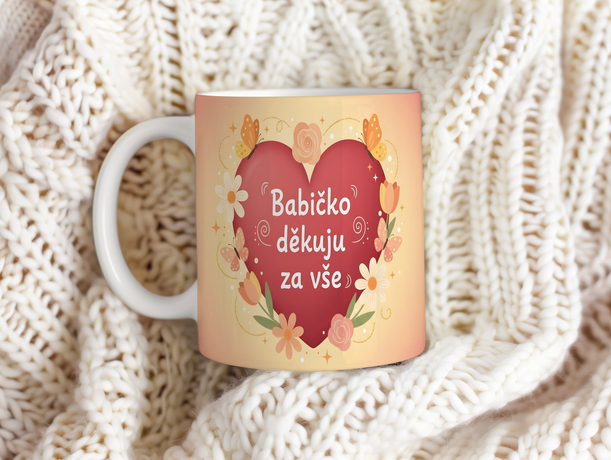 Hrnek s červeným srdcem, květinami a motýly na pastelovém pozadí.