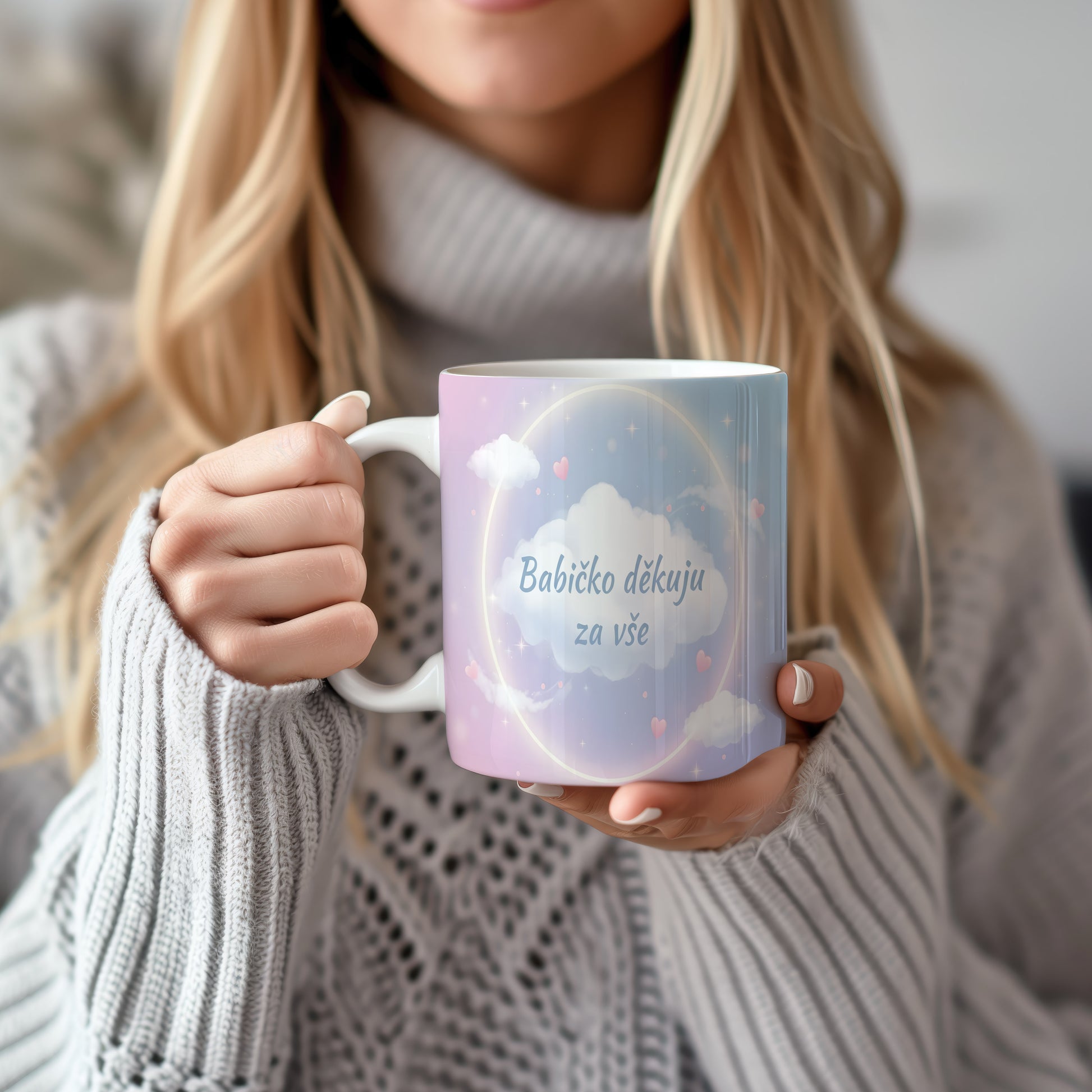 Hrnek s pastelovým motivem mraků a srdíček.