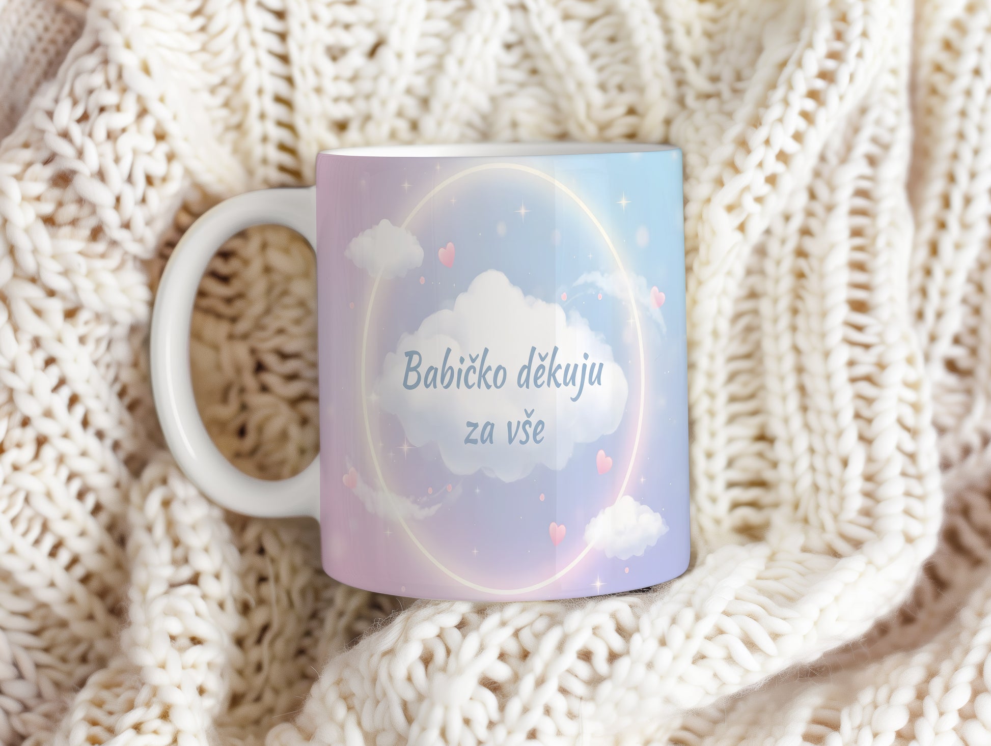 Hrnek s pastelovým motivem mraků a srdíček.