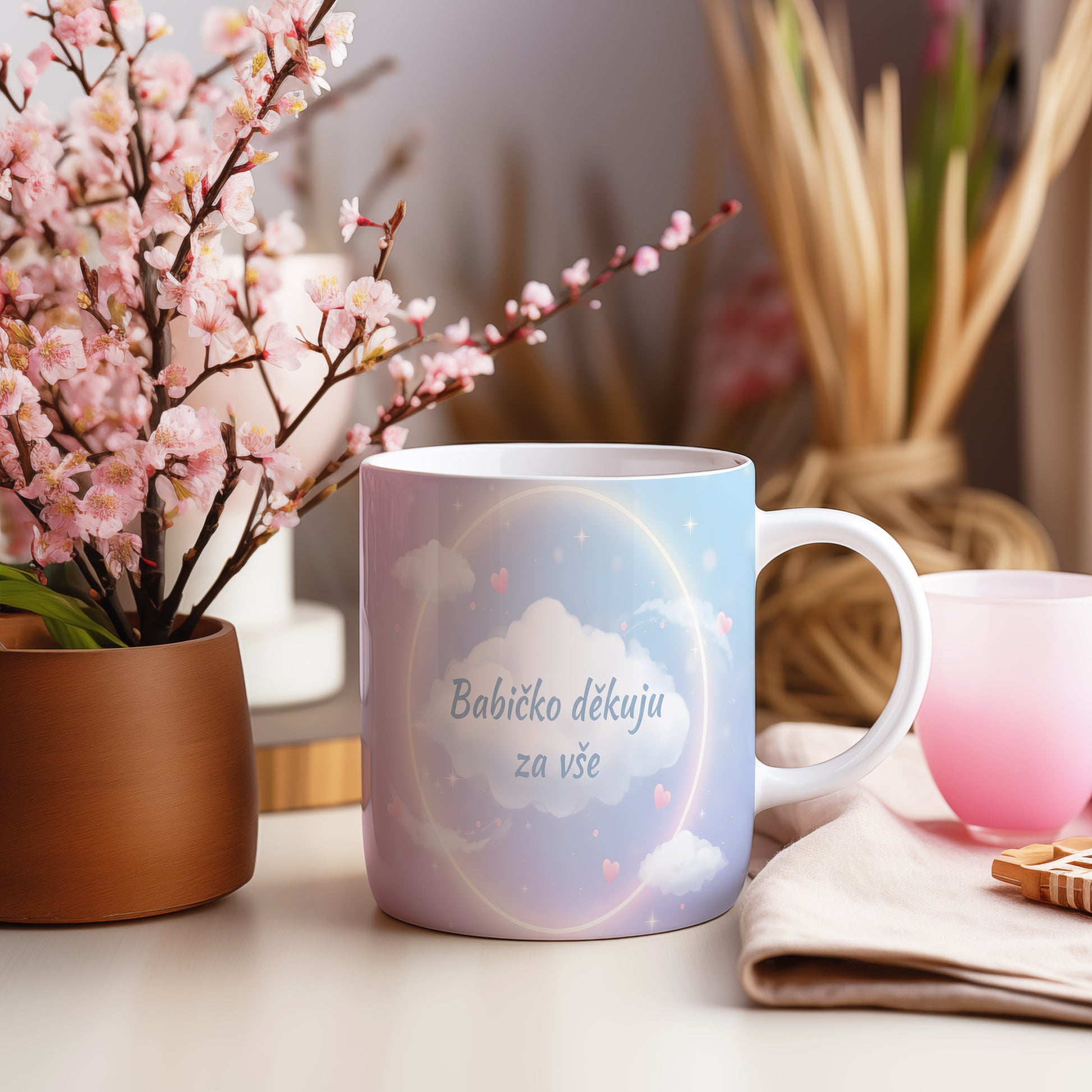 Hrnek s pastelovým motivem mraků a srdíček.
